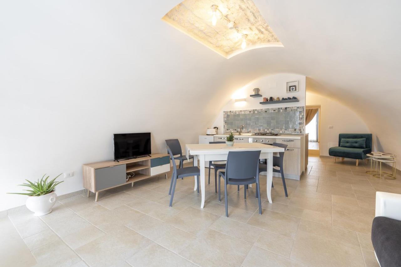 Suite La Scala Del Borgo Чистернино Екстериор снимка