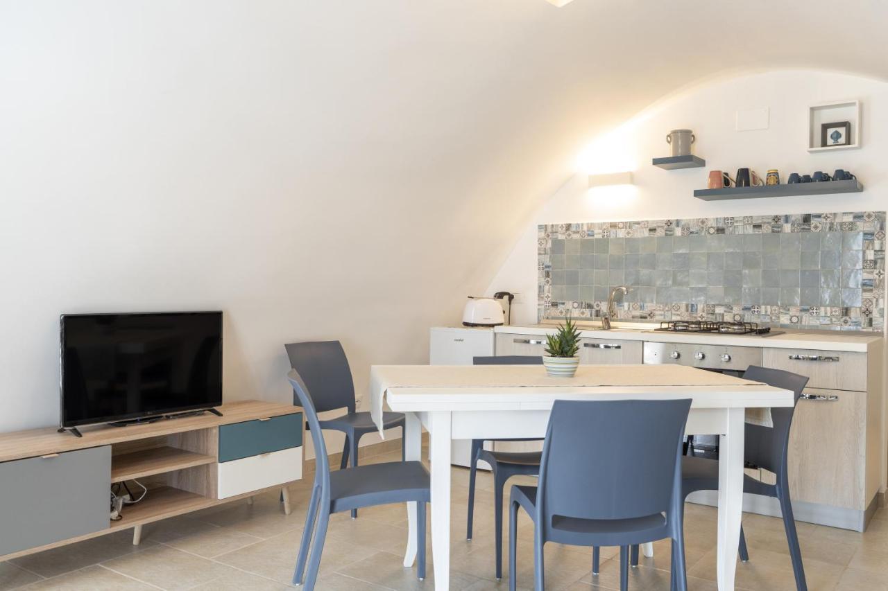 Suite La Scala Del Borgo Чистернино Екстериор снимка