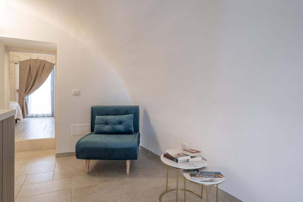 Suite La Scala Del Borgo Чистернино Екстериор снимка